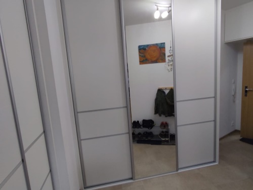 Vestavěná skříň se zrcadlem