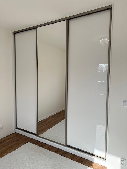 Bílé vestavěné skříně lesk