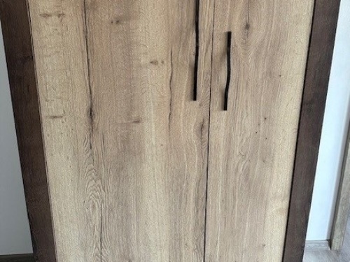 Dub nebraska - bývací TV stěna