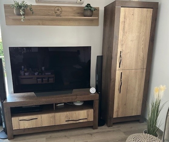 Dub nebraska - bývací TV stěna