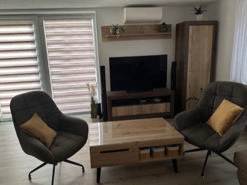 Dub nebraska - bývací TV stěna