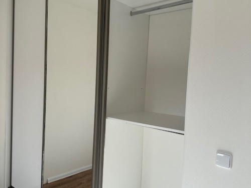 Bílé vestavěné skříně lesk