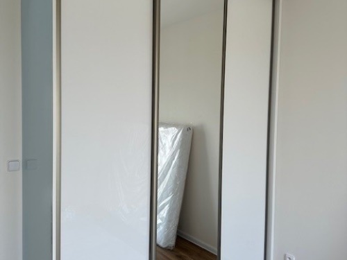 Bílé vestavěné skříně lesk