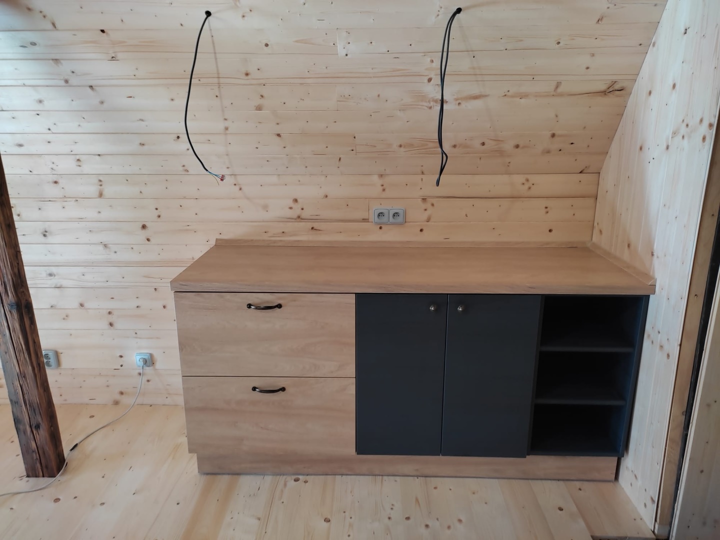 Různý doplňkový nábytek