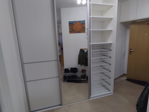 Vestavěná skříň se zrcadlem