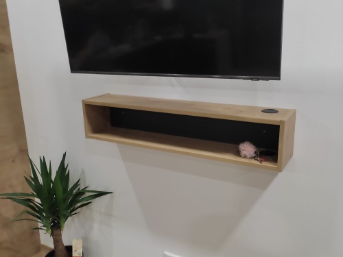 Různý doplňkový nábytek
