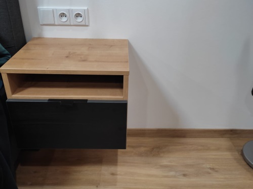 Různý doplňkový nábytek