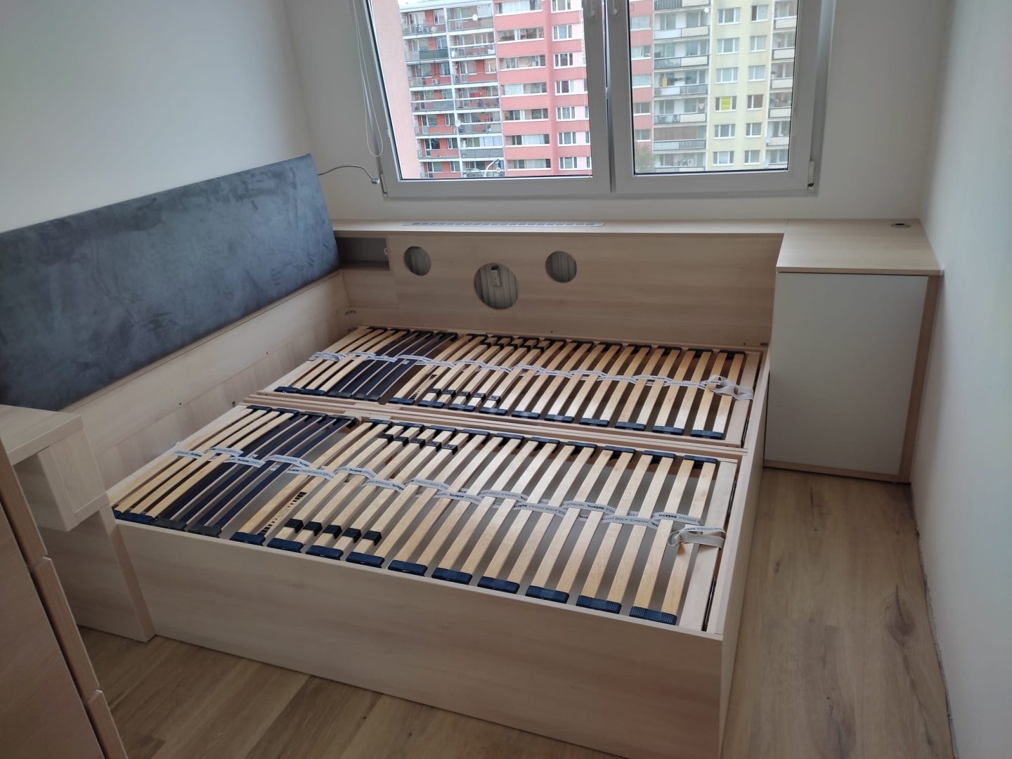 Ložnice s multifunkční skříní