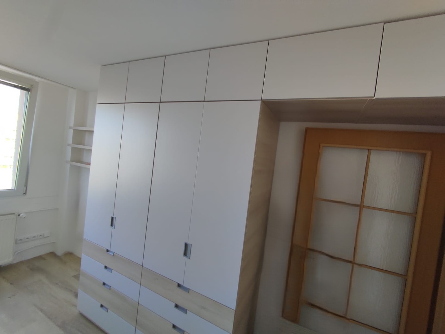 Vestavěná skříňová stěna