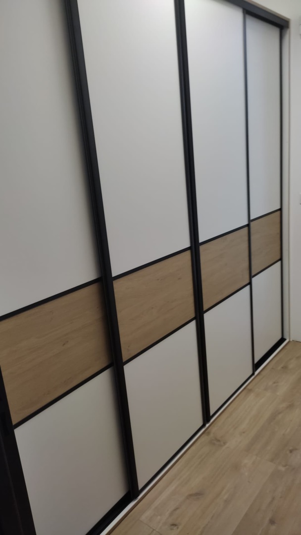 Vestavěná skříň s dělenými dveřmi