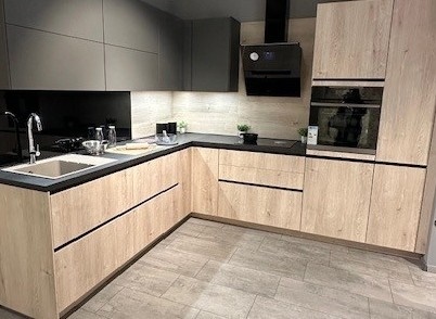 Přírodní dřevo v kombinaci s pastelovou barvou