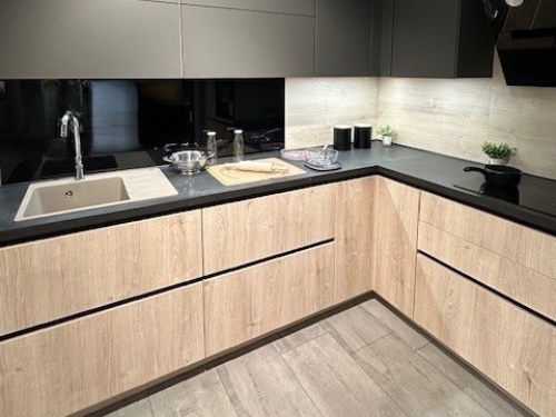 Přírodní dřevo v kombinaci s pastelovou barvou