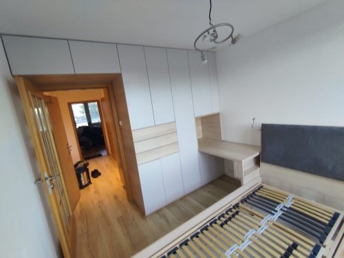 Ložnice s multifunkční skříní