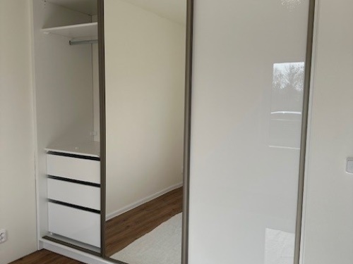 Bílé vestavěné skříně lesk