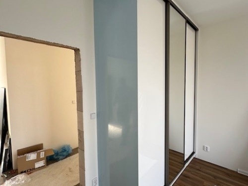 Bílé vestavěné skříně lesk