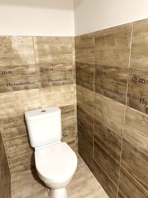 WC v suterénu domu