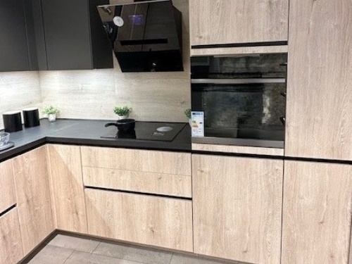 Přírodní dřevo v kombinaci s pastelovou barvou