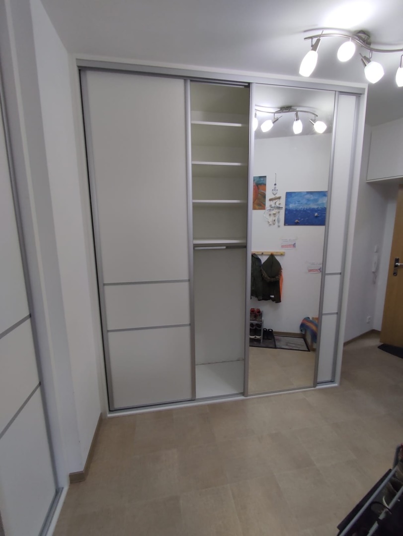 Vestavěná skříň se zrcadlem